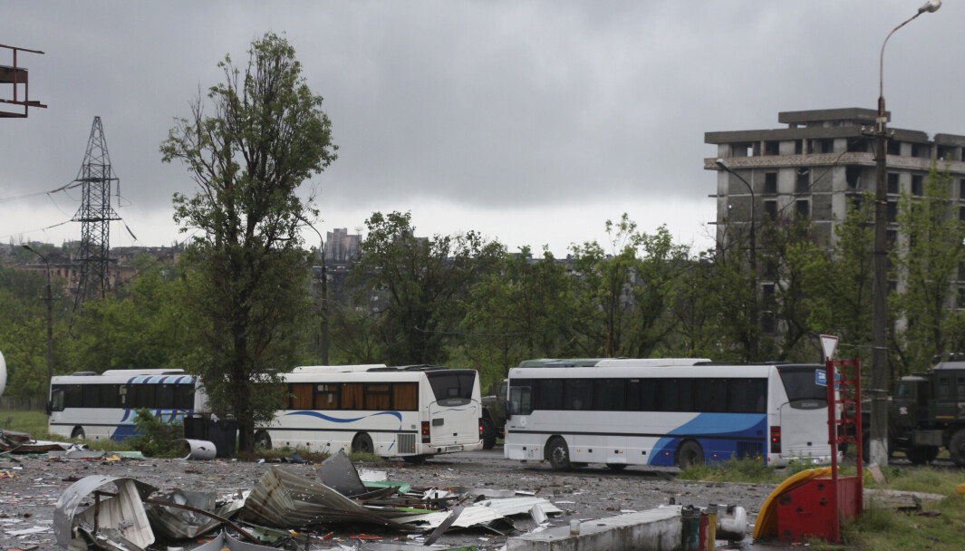 STÅLVERKET: Busser venter på å frakte ukrainske soldater fra Azovstal i Mariupol. STÅLVERKET: Busser venter på å frakte ukrainske soldater fra Azovstal i Mariupol.