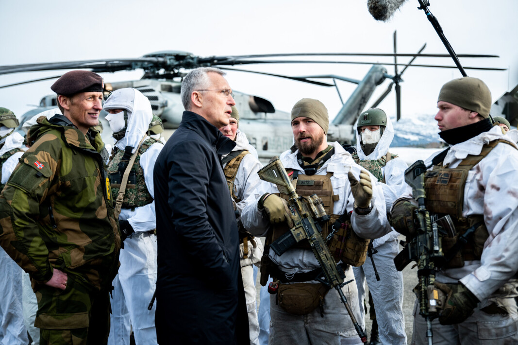 TOPPTUNGT: Natos generalsekretær, Jens Stoltenberg, i samtale med batterisjef Ruben Getz om luftvern under et besøk på Bardufoss flystasjon. Til venstre står forsvarssjef Eirik Kristoffersen TOPPTUNGT: Natos generalsekretær, Jens Stoltenberg, i samtale med batterisjef Ruben Getz om luftvern under et besøk på Bardufoss flystasjon. Til venstre står forsvarssjef Eirik Kristoffersen