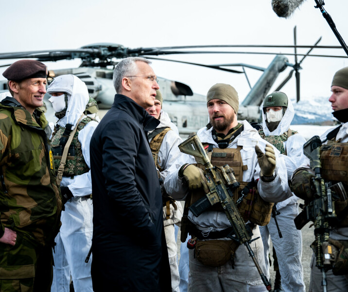 TOPPTUNGT: Natos generalsekretær, Jens Stoltenberg, i samtale med batterisjef Ruben Getz om luftvern under et besøk på Bardufoss flystasjon. Til venstre står forsvarssjef Eirik Kristoffersen