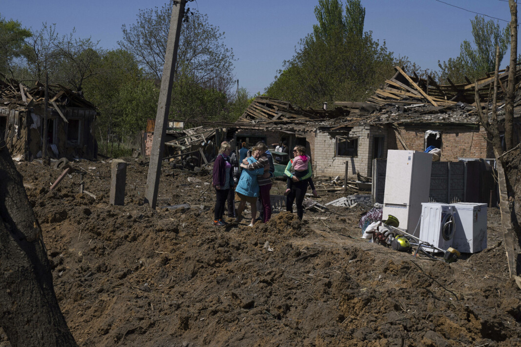 LUFTANGREP: Folk står rundt et krater etter et russisk luftangrep i Bakhmut i det ukrainske fylket Donetsk 7. mai. LUFTANGREP: Folk står rundt et krater etter et russisk luftangrep i Bakhmut i det ukrainske fylket Donetsk 7. mai.