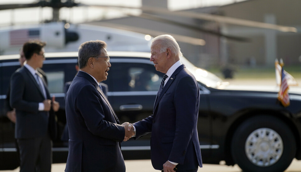 MINISTERMØTE: USAs president Joe Biden hilser på Sør-Koreas utenriksminister Park Jin ved ankomst på Osan Air Base i Pyeongtaek.