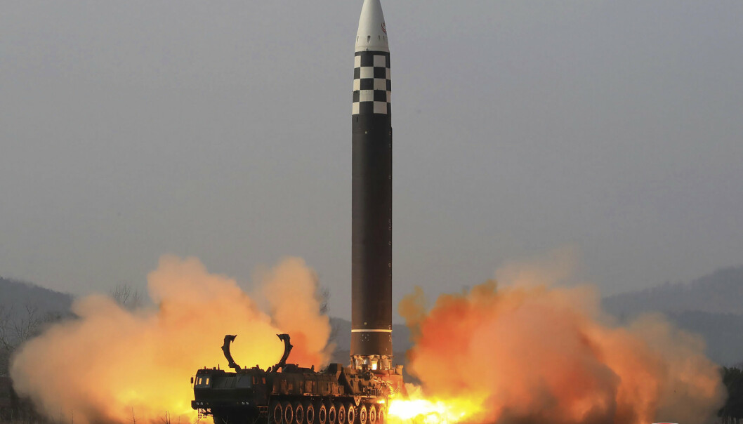 KJERNEKRAFT: Bildet fra nordkoreanske myndigheter viser det de selv sier er en testoppskyting av en interkontinental ballistisk rakett av typen Hwasong-17 den 24. mars i år. Det er ventet at Nord-Korea kan finne på å skyte opp nye raketter under Joe Bidens besøk i Øst-Asia.