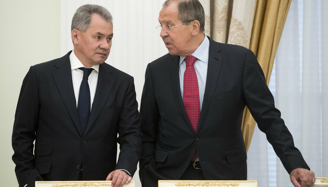 STORMAKT: Russlands forsvarsminister Sergej Sjojgu og utenriksminister Sergej Lavrov snakker sammen under et møte i 2017.