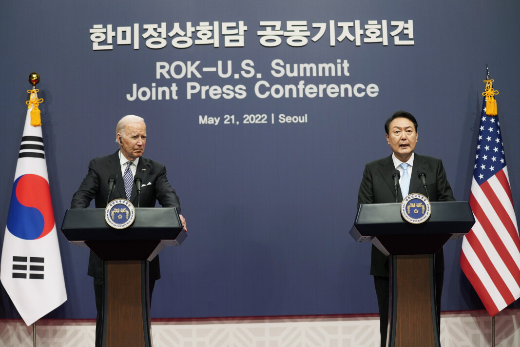 VURDERE: Presidentene Joe Biden (t.v.) og Yoon Suk-yeol holdt en felles pressekonferanse i den sørkoreanske hovedstaden Seoul lørdag. VURDERE: Presidentene Joe Biden (t.v.) og Yoon Suk-yeol holdt en felles pressekonferanse i den sørkoreanske hovedstaden Seoul lørdag.