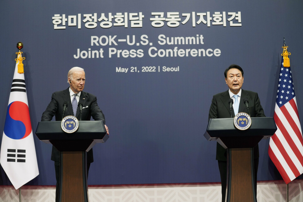 VURDERE: Presidentene Joe Biden (t.v.) og Yoon Suk-yeol holdt en felles pressekonferanse i den sørkoreanske hovedstaden Seoul lørdag.