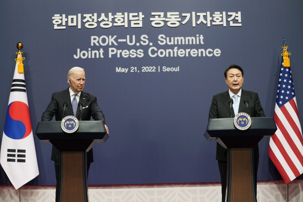 VURDERE: Presidentene Joe Biden (t.v.) og Yoon Suk-yeol holdt en felles pressekonferanse i den sørkoreanske hovedstaden Seoul lørdag.