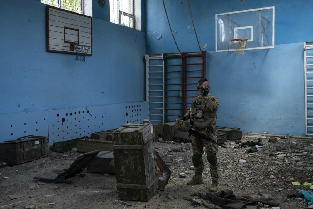 INSPEKSJON: En ukrainsk soldat inspiserer en skole som er blitt skadet etter et russisk angrep i Kharkiv.