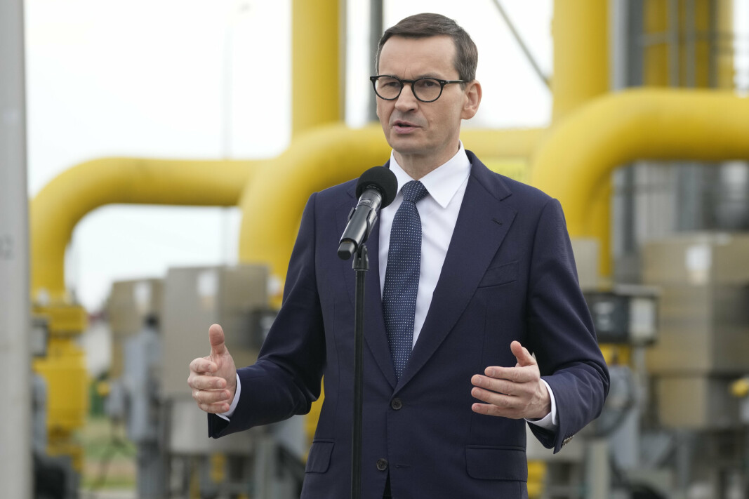 DELE: Statsminister Mateusz Morawiecki ved et gassanlegg i nærheten av Warszawa i slutten av april.