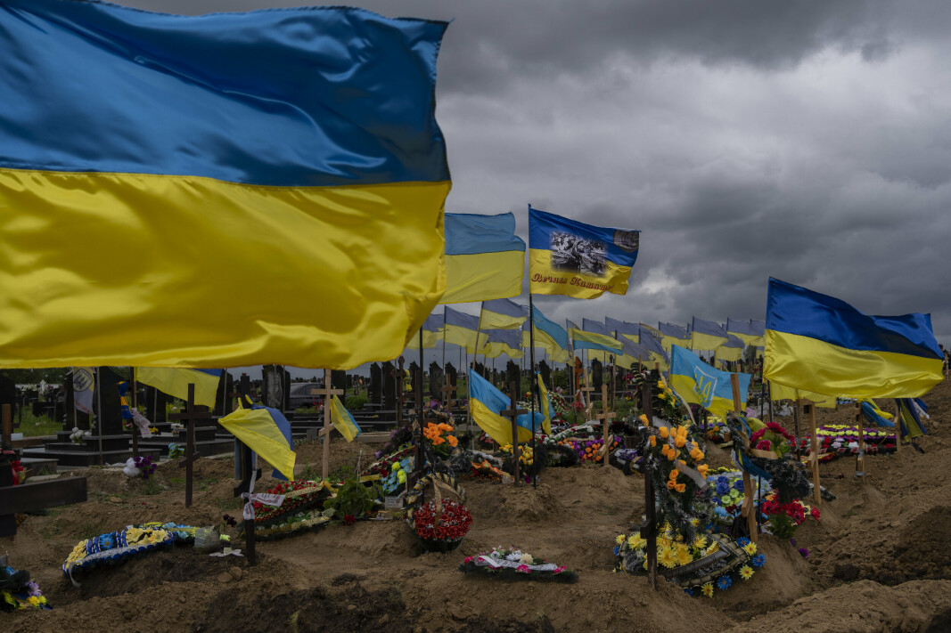 FLAGG: Graver med falne ukrainske soldater på en gravlund i Kharkiv øst i Ukraina søndag.