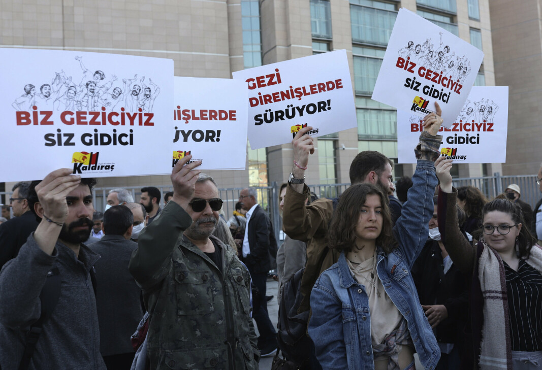 DEMONSTRASJON: Tyrkere demonstrerer mot at aktivisten og filantropen Osman Kavala ble dømt til fengsel på livstid i april. Kavala er en av en lang rekke aktivister og journalister som er blitt fengslet ettersom Tyrkia har gått i en stadig mer autoritær retning under Recep Tayyip Erdogan.