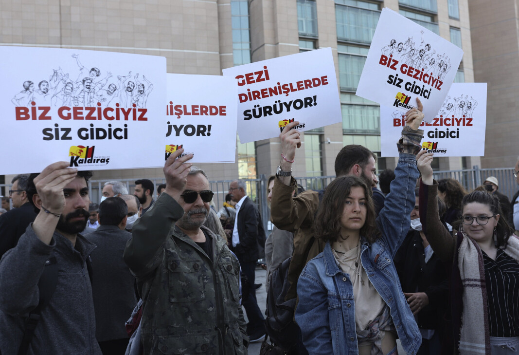 DEMONSTRASJON: Tyrkere demonstrerer mot at aktivisten og filantropen Osman Kavala ble dømt til fengsel på livstid i april. Kavala er en av en lang rekke aktivister og journalister som er blitt fengslet ettersom Tyrkia har gått i en stadig mer autoritær retning under Recep Tayyip Erdogan. DEMONSTRASJON: Tyrkere demonstrerer mot at aktivisten og filantropen Osman Kavala ble dømt til fengsel på livstid i april. Kavala er en av en lang rekke aktivister og journalister som er blitt fengslet ettersom Tyrkia har gått i en stadig mer autoritær retning under Recep Tayyip Erdogan.