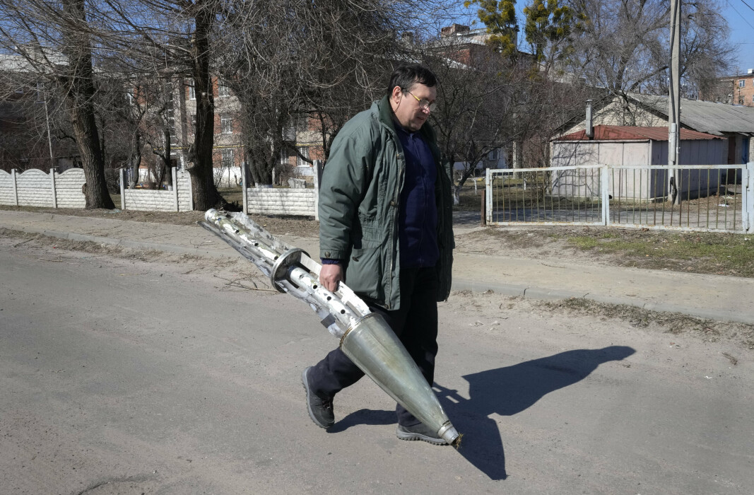 MISSIL: En ukrainer bærer rstene av et russisk missil. Ifølge president Volodymyr Zelenskyjhar Russland skutt 2.275 raketter mot Ukraina siden 24. februar.