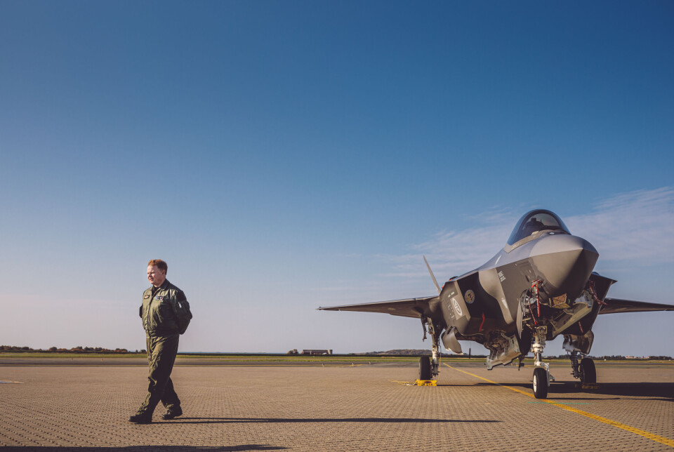 PÅ ØRLAND: Sjef for 332-skvadronen, Tron Strand, med F-35 på Ørland flystasjon.