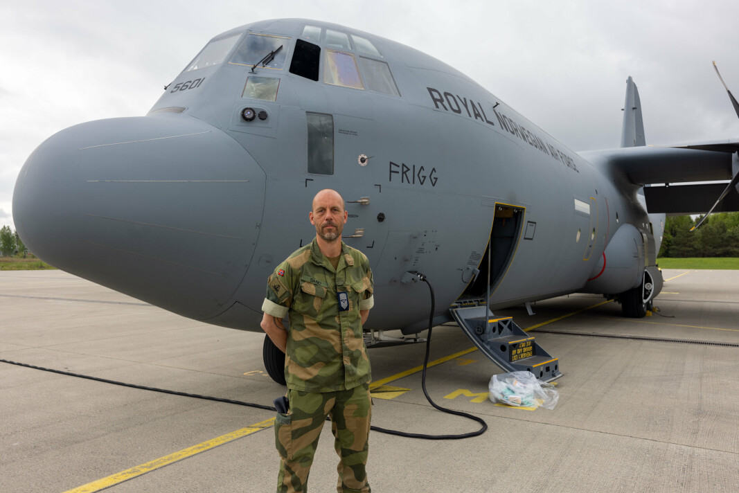AVSKJED: Sjefsersjant i Luftforsvaret Didrik Sand, sender av gårde vaktlaget som skal til Mali.