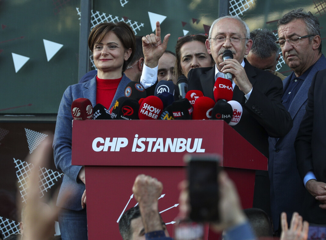 LOVET: Det største opposisjonspartiet i Tyrkia, CHP, har lovet at de vil sende syriske flyktninger tilbake til Syria. Her holder partileder Kemal Kiliçdaroglu en tale. LOVET: Det største opposisjonspartiet i Tyrkia, CHP, har lovet at de vil sende syriske flyktninger tilbake til Syria. Her holder partileder Kemal Kiliçdaroglu en tale.