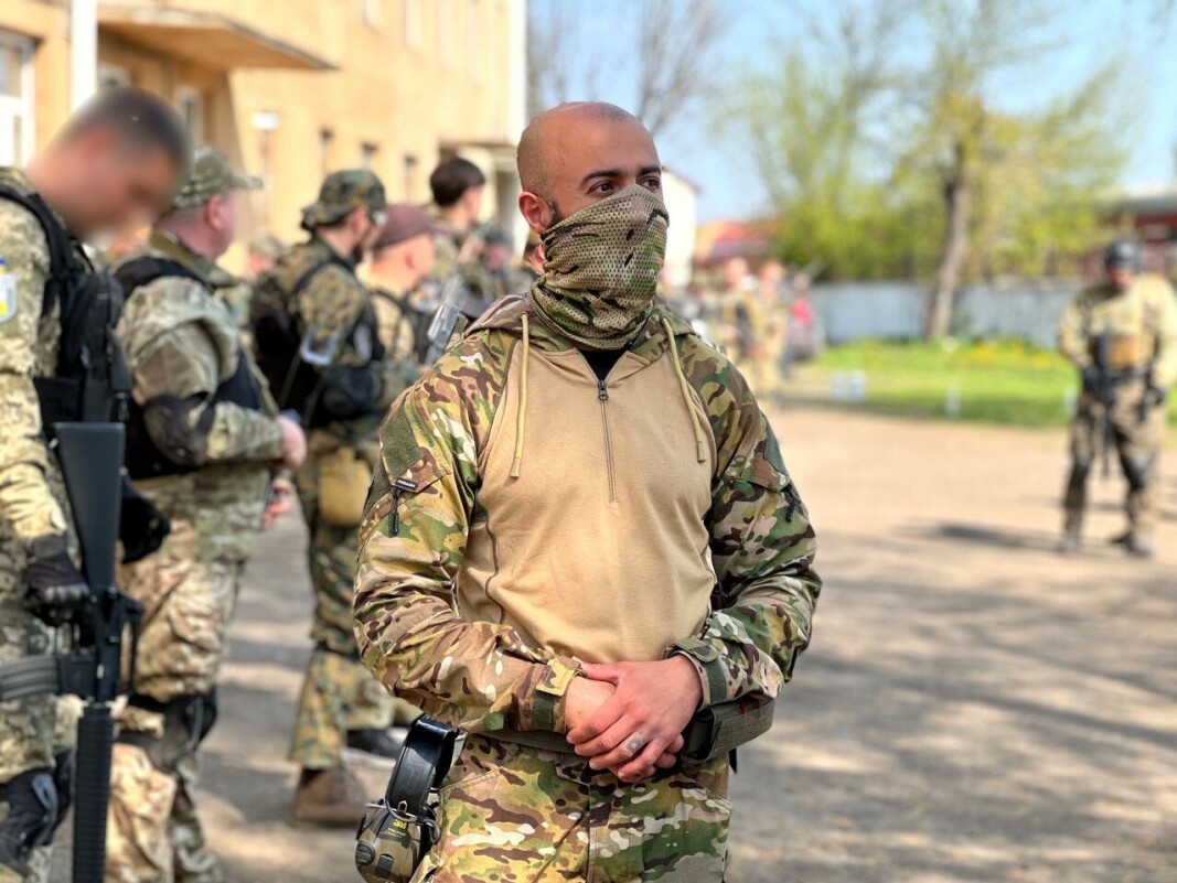 INSTRUKTØR: Norske «Mike» er tidligere forsvarsansatt, Afghanistan-veteran, og krigsfrivillig hos Peshmerga i Nord-Irak. INSTRUKTØR: Norske «Mike» er tidligere forsvarsansatt, Afghanistan-veteran, og krigsfrivillig hos Peshmerga i Nord-Irak.