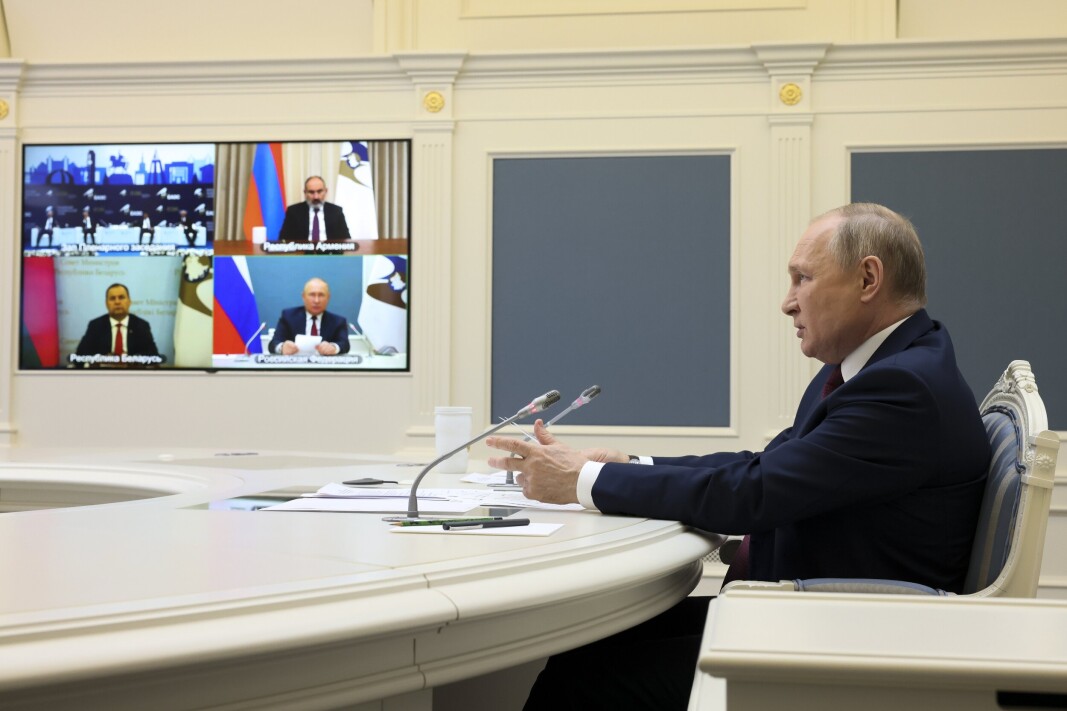 LØSE KRISEN: Russlands president Vladimir Putin sier Russland er klare til å bidra til å løse den globale matkrisen dersom Vesten løfter på sanksjonene mot landet. Torsdag deltok han også via en videooverføring på Eurasian Economic Forum i Bisjkek. LØSE KRISEN: Russlands president Vladimir Putin sier Russland er klare til å bidra til å løse den globale matkrisen dersom Vesten løfter på sanksjonene mot landet. Torsdag deltok han også via en videooverføring på Eurasian Economic Forum i Bisjkek.