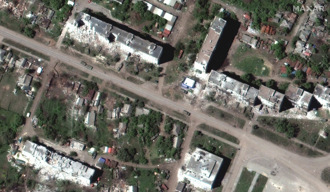 SKADET: Satellittbilder viser russiske enheter langs veien og skader etter luftangrep ved landsbyen Popasna ved Sievjerodonetsk.