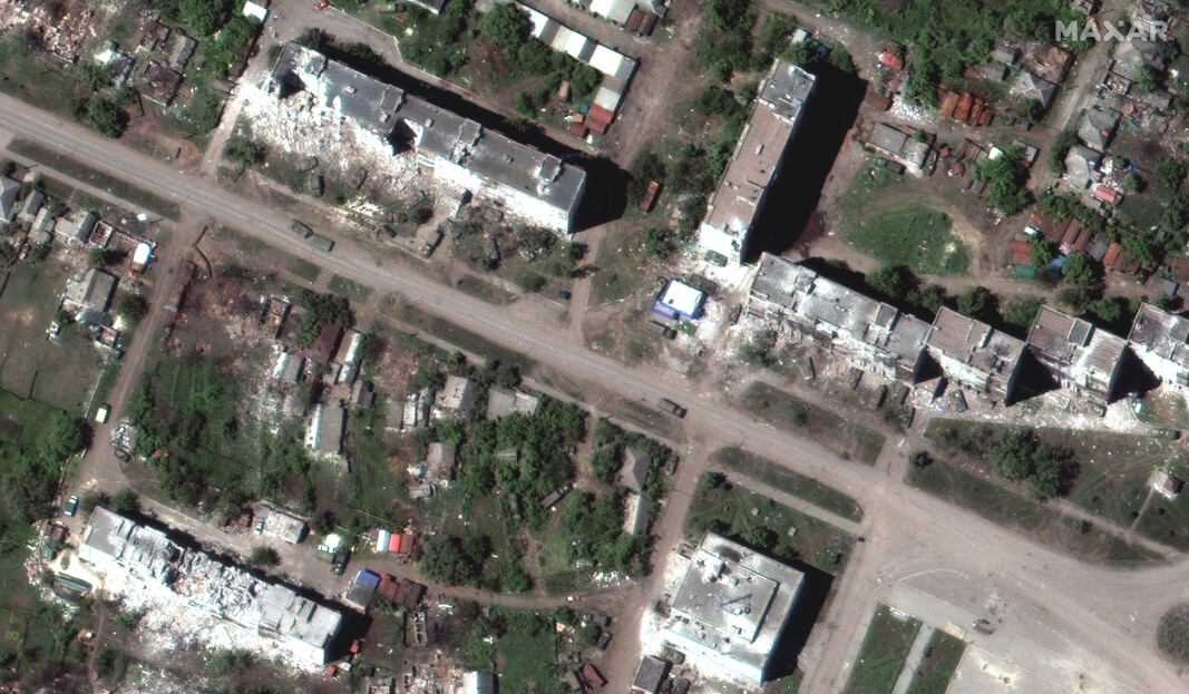 SKADET: Satellittbilder viser russiske enheter langs veien og skader etter luftangrep ved landsbyen Popasna ved Sievjerodonetsk. SKADET: Satellittbilder viser russiske enheter langs veien og skader etter luftangrep ved landsbyen Popasna ved Sievjerodonetsk.