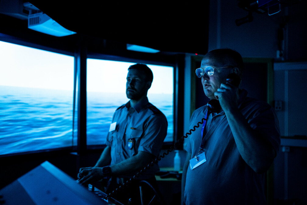 FOKUSERTE: Krigsspill-deltakerne prøver ut navigasjonsimulatorene. Foto: Hedvig Idås