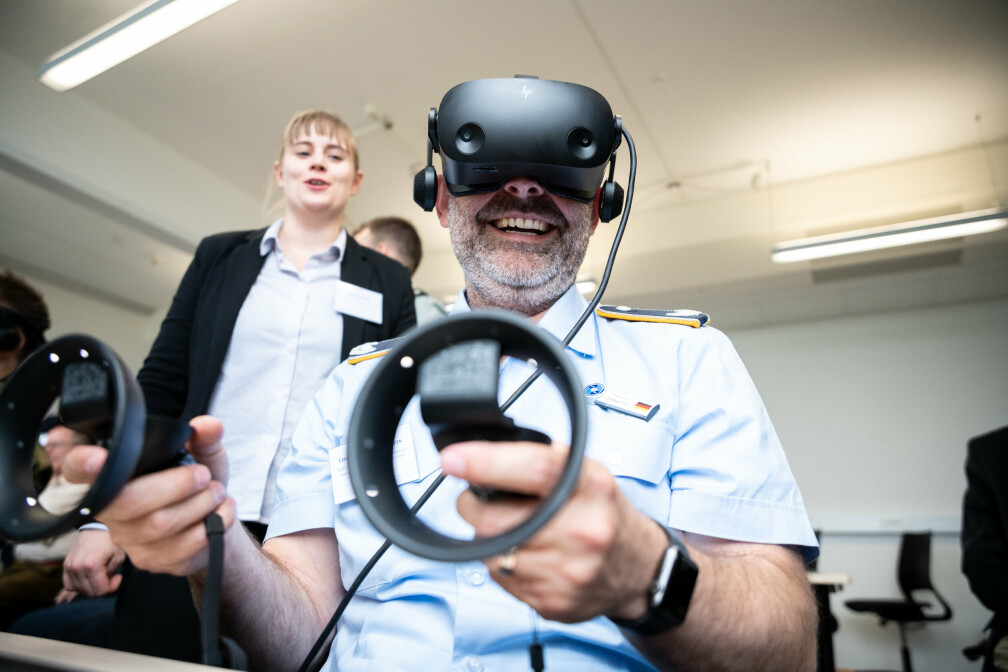 VIRITUELL VIRKELIGHET :Flere av deltakerne prøvde spillet med VR-briller. Foto: Hedvig Idås