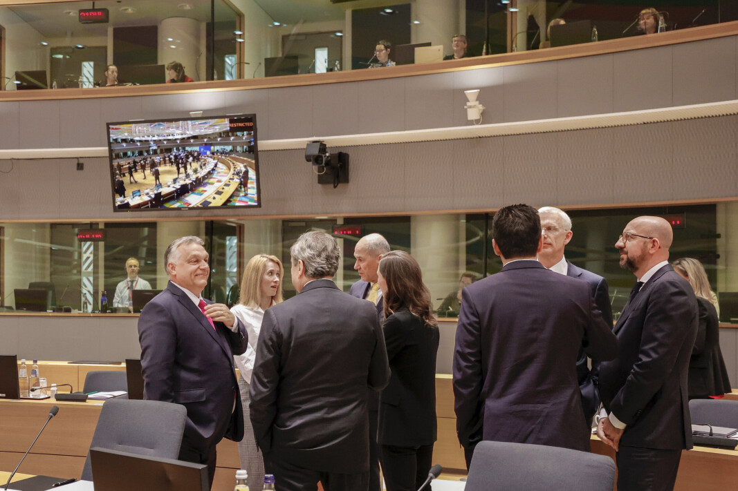 TOPPMØTE: Ungarns statsminister Viktor Orban, helt til venstre, EU-president Charles Michel helt til høyre, og flere andre EU-statsministre under EU-toppmøtet i Brussel. TOPPMØTE: Ungarns statsminister Viktor Orban, helt til venstre, EU-president Charles Michel helt til høyre, og flere andre EU-statsministre under EU-toppmøtet i Brussel.