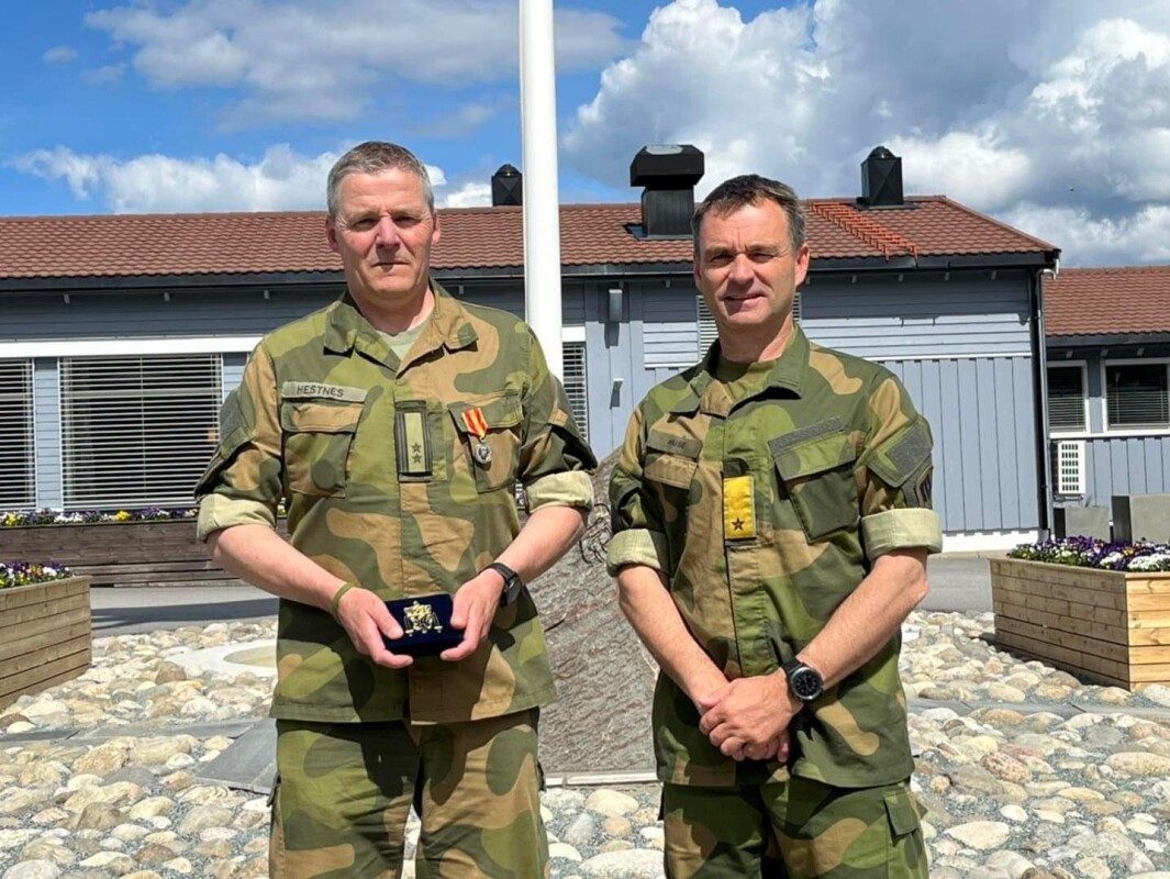 HEDRET: Arnstein Rune Hestnes fikk Hærens fortjenstmedalje, som ble overrakt av Lars Magnus Huse. HEDRET: Arnstein Rune Hestnes fikk Hærens fortjenstmedalje, som ble overrakt av Lars Magnus Huse.