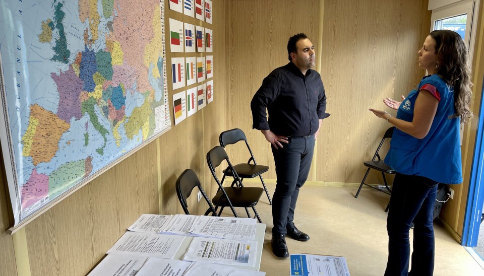 PÅ BESØK: Stortingspresident Masud Gharahkhani får omvisning i en container av Alice Farmer i UNHCR. Her får ukrainske flyktninger informasjon om de ulike landene de kan reise til. Stortingspresidenten er i Moldova for å vise norsk støtte til et land som er sterkt påvirket av Russlands krig i Ukraina.