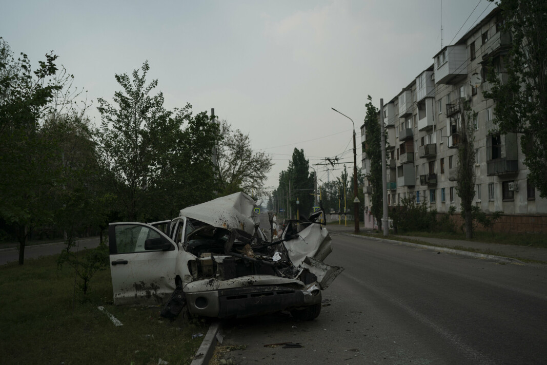 KONTROLL: Russiske styrker skal ha klart å ta kontroll over mer enn halvparten av Sievjerodonetsk. Bildet viser en ødelagt bil på en gate etter et russisk angrep i byen tidligere i mai.