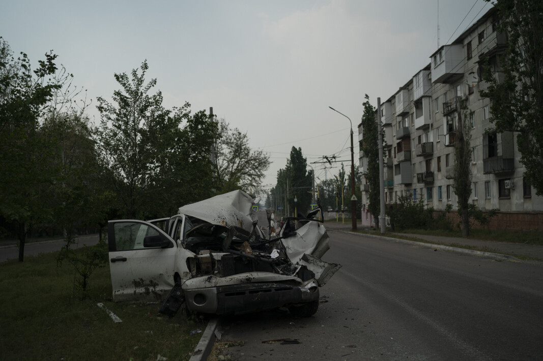 KONTROLL: Russiske styrker skal ha klart å ta kontroll over mer enn halvparten av Sievjerodonetsk. Bildet viser en ødelagt bil på en gate etter et russisk angrep i byen tidligere i mai. KONTROLL: Russiske styrker skal ha klart å ta kontroll over mer enn halvparten av Sievjerodonetsk. Bildet viser en ødelagt bil på en gate etter et russisk angrep i byen tidligere i mai.
