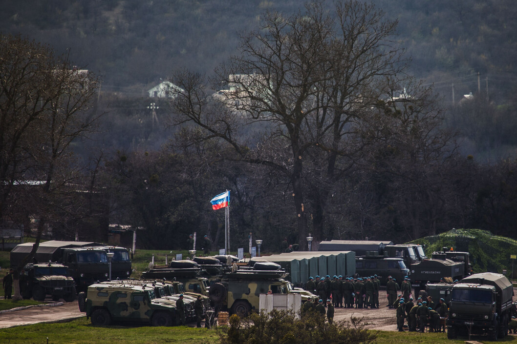 2014: Et russisk flagg er heist i en tidligere ukrainsk militærleir utenfor Simferopol, Krim. 2014: Et russisk flagg er heist i en tidligere ukrainsk militærleir utenfor Simferopol, Krim.