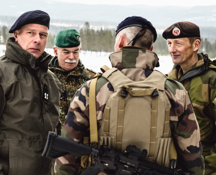 General Vollmer sammen med forsvarssjefen Eirik Kristoffersen på Nato Brilliant Jump-øvelsen i Rena leir.