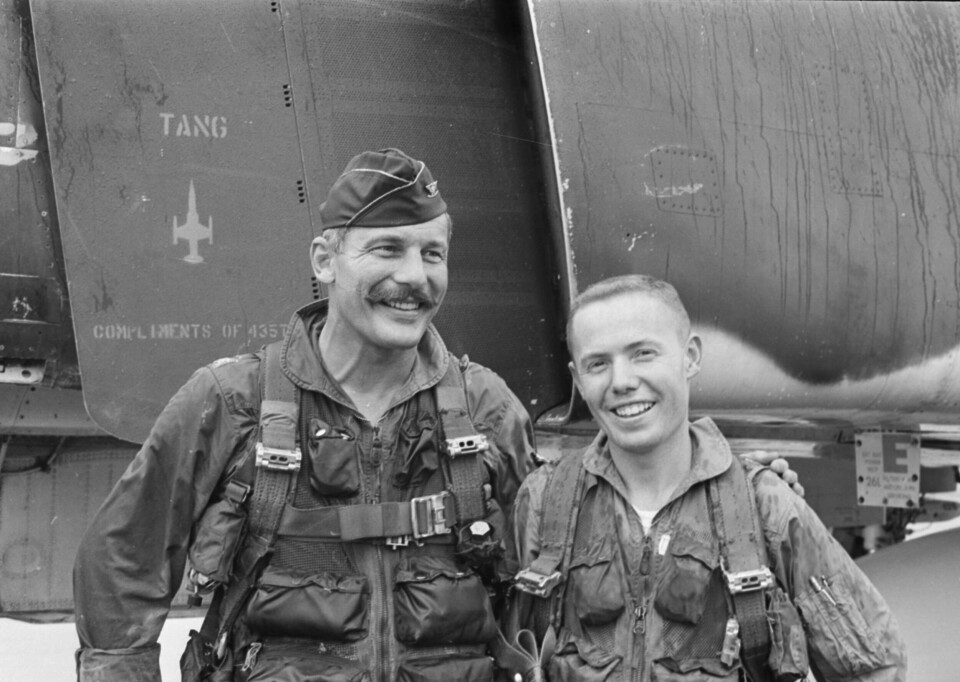 LEGENDE: Flygeresset Robin Olds og hans kollega Stephen B. Croker avbildet i Saigon 29. mai 1967.