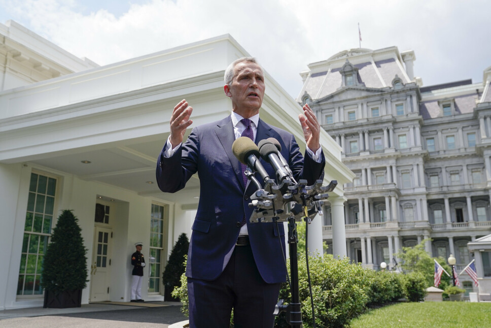 PRESSEN: Natos generalsekretær Jens Stoltenberg møtte pressefolk utenfor Det hvite hus etter torsdagens møte med president Joe Biden.