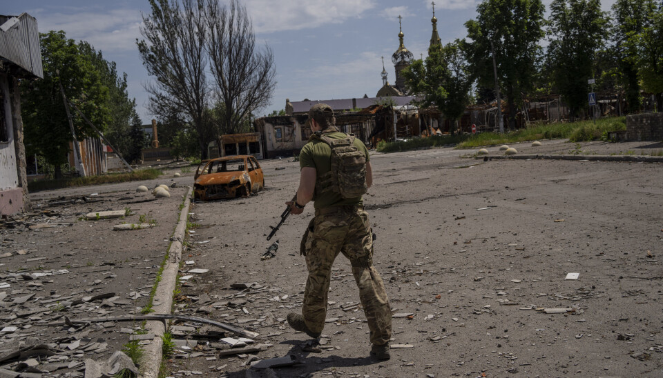 DONETSK: En ukrainsk tjenestemann patruljerer en landsby nær frontlinjen i Donetsk, øst i Ukraina, torsdag 2. juni 2022