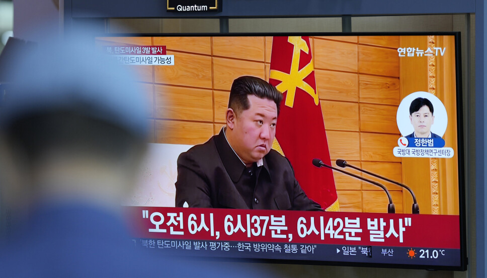 RAKETT: En TV-skjerm viser en nyhetskanal som rapporterer om Nord-Koreas rakettoppskyting med et arkivopptak av Nord-Koreas leder Kim Jong Un, på en togstasjon i Seoul, Sør-Korea, onsdag 25. mai 2022.