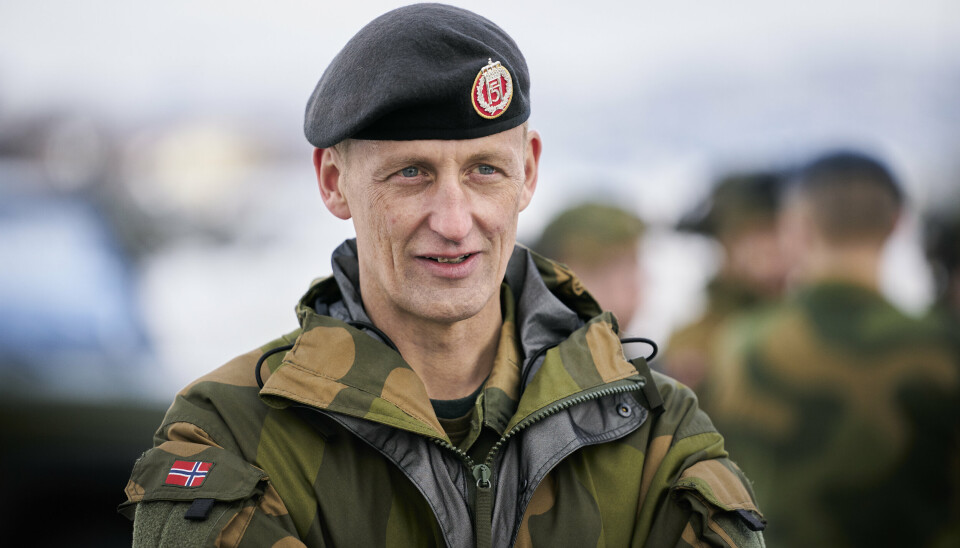 I SNITT: Forsvarssjef Eirik Kristoffersen får i snitt inn åtte varslinger hver dag for tiden. Bildet er tatt da han besøkte amerikanske bombefly på Ørland den 9. mars 2021.