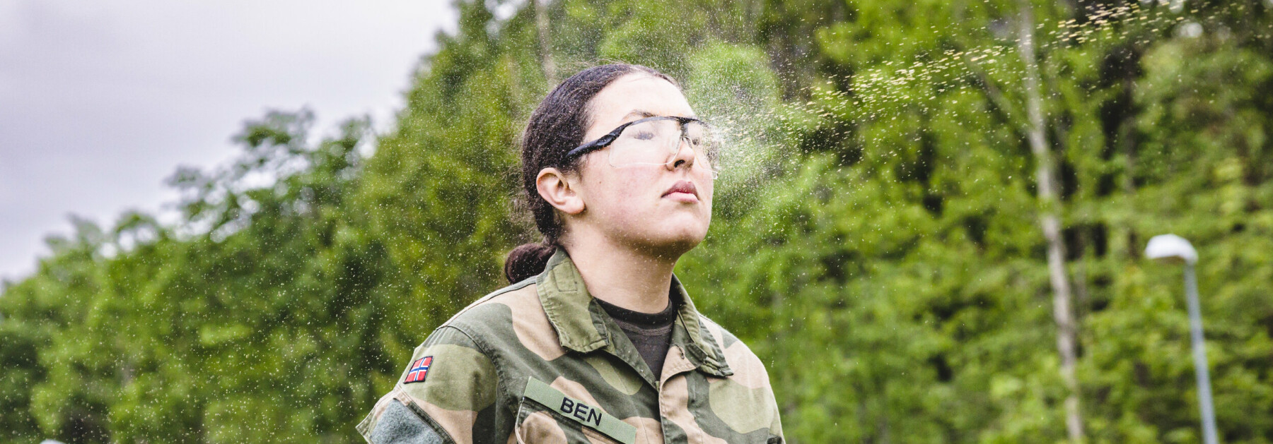 For at soldatene som blir utstyrt med pepperspray skal vite hvor vondt det er å bli sprayet med det må de få kjenne effekten selv.