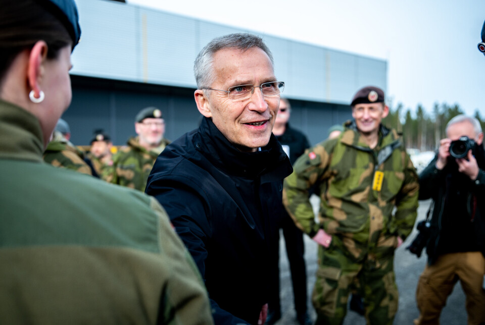 SYK: Jens Stoltenberg har blitt diagnostisert med hudsykdommen helvetesild, og avlyser dermed turer til Bucuresti og Berlin. Her er han fotografert under årets Cold Response øvelse.