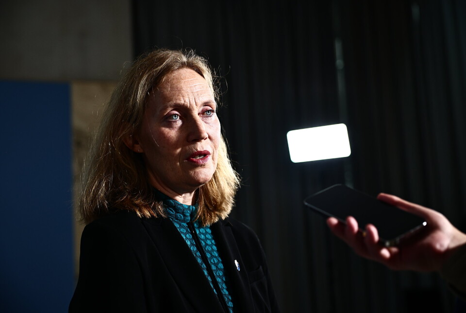 HEVER KONTRAKTEN: Regjeringen vil levere NH90-helikoptrene til Forsvaret tilbake, og de krever å få igjen 5 milliarder kroner som hittil er blitt betalt for helikoptrene. FMA-direktør Gro Jære forteller om flere utfordringer med maskinen.