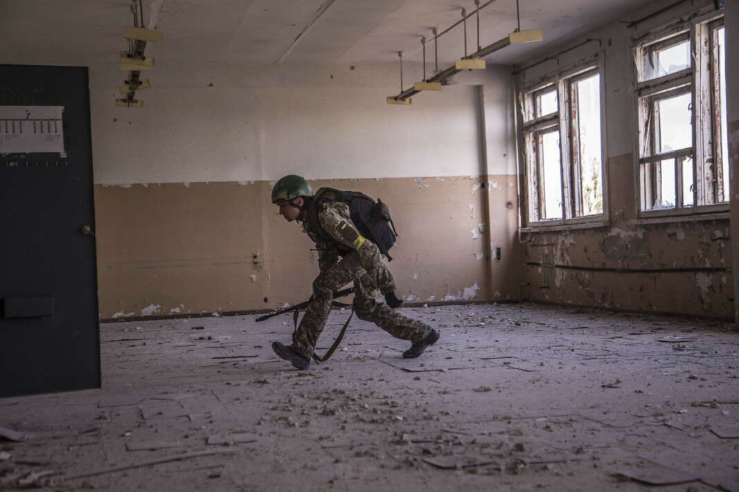 KAMP: En ukrainsk soldat løper i dekning under tunge kamper i frontlinjen i Severodonetsk, Luhansk-regionen, Ukraina. KAMP: En ukrainsk soldat løper i dekning under tunge kamper i frontlinjen i Severodonetsk, Luhansk-regionen, Ukraina.