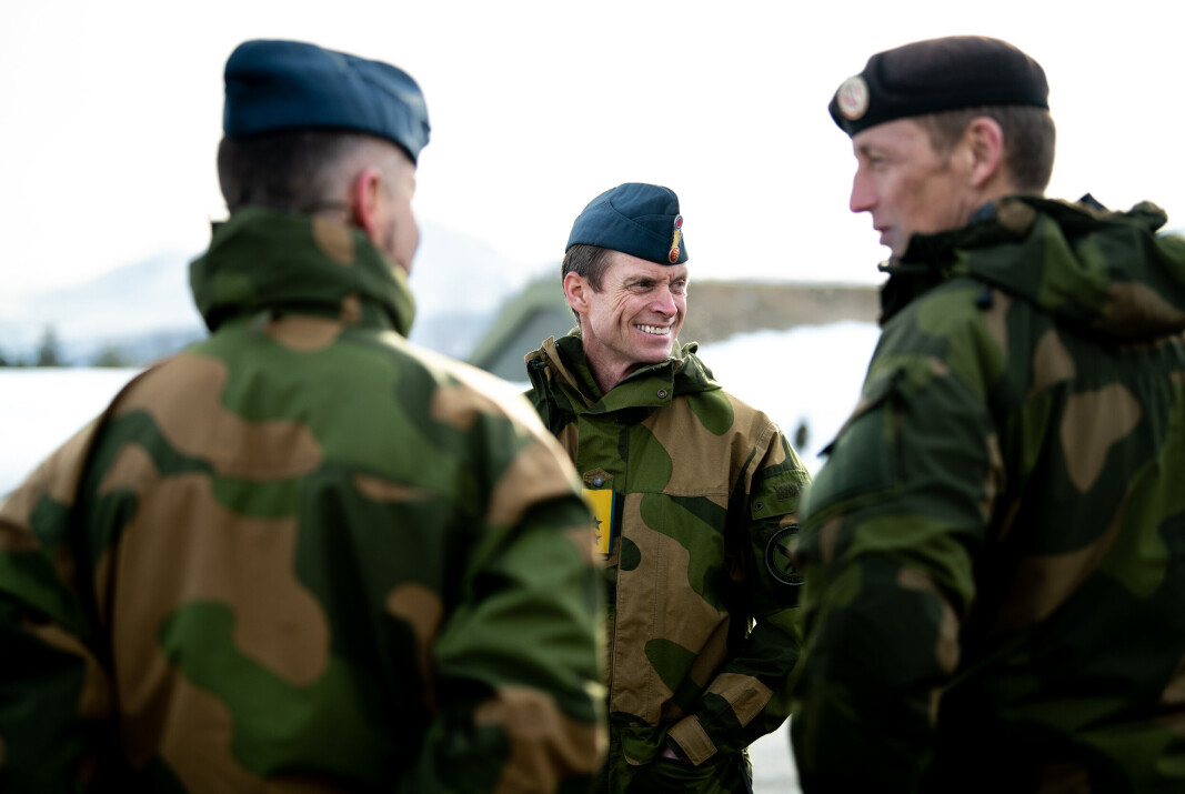 STOR NYHET: Sjefen for Luftforsvaret, Rolf Folland må fremover legge planer for hvordan forsvarsgrenen påvirkes av beslutningen om å droppe NH90-helikoptrene. Her er han avbildet på Bardufoss under øvelse Cold Response, sammen med forsvarssjef Eirik Kristoffersen og kommunikasjonssjef Eystein Kvarving. STOR NYHET: Sjefen for Luftforsvaret, Rolf Folland må fremover legge planer for hvordan forsvarsgrenen påvirkes av beslutningen om å droppe NH90-helikoptrene. Her er han avbildet på Bardufoss under øvelse Cold Response, sammen med forsvarssjef Eirik Kristoffersen og kommunikasjonssjef Eystein Kvarving.