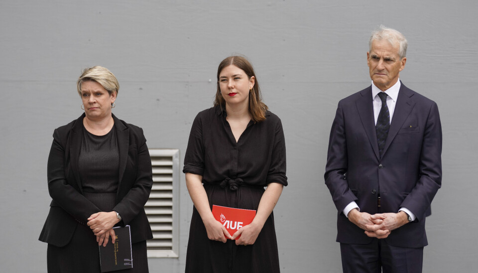 KOMMISJON: Arbeids- og inkluderingsminister Marte Mjøs Persen, Astrid Willa Eide Hoem og Statsminister Jonas Gahr Støre under pressemøte om ny ekstremismekommisjon.