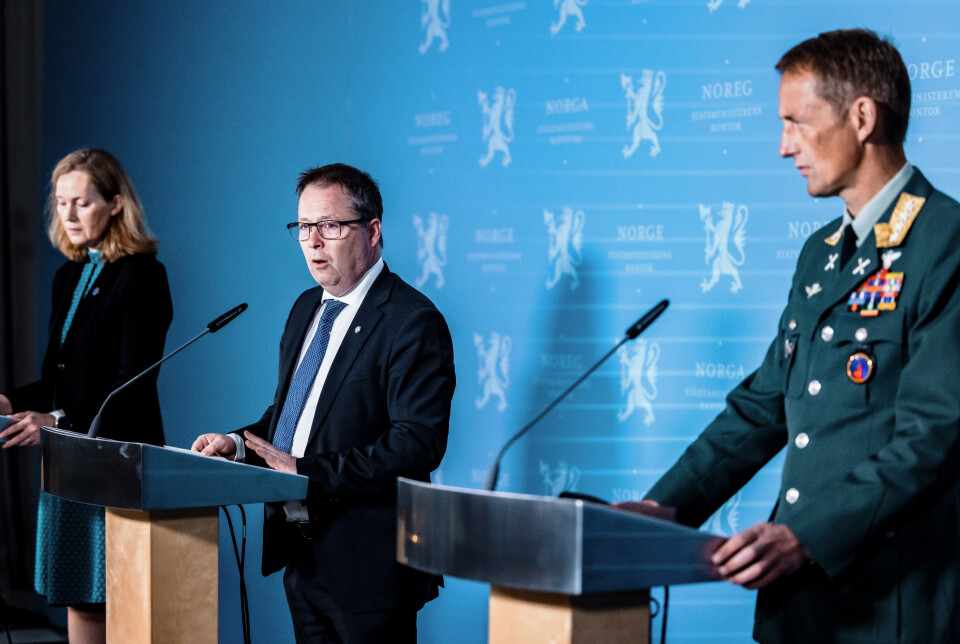 PRESSEKONFERANSE: Direktør i FMA Gro Jære, forsvarsminister Bjørn Arild Gram og forsvarssjef Eirik Kristoffersen under fredagens pressekonferanse.
