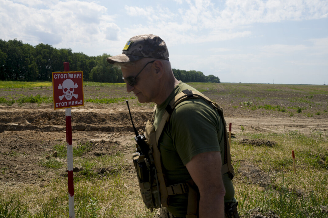 MINERYDDING: Russland legger ut mange miner i Ukraina. Her er en ukrainsk soldat rett på utsiden av Kyiv, hvor det er satt opp fareskilt som advarer mot landminer. MINERYDDING: Russland legger ut mange miner i Ukraina. Her er en ukrainsk soldat rett på utsiden av Kyiv, hvor det er satt opp fareskilt som advarer mot landminer.