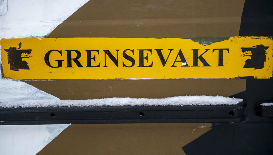 BRANN: Over grensen for Pasvik grensestasjon i Finmark brenner det på russisk side.