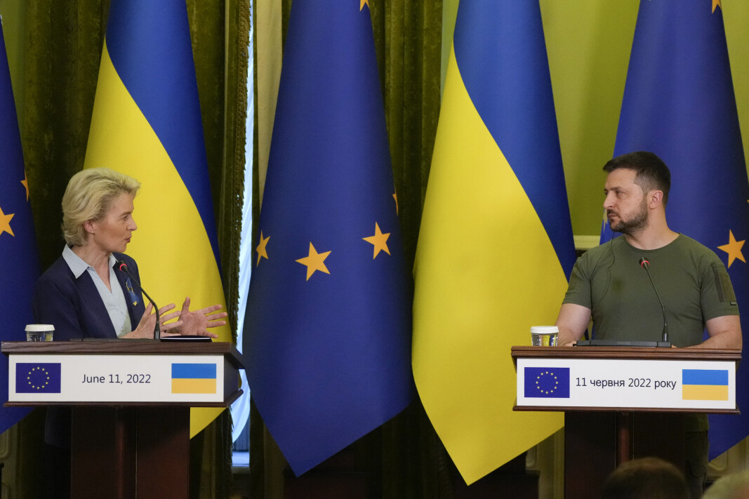 EU-kommisjonens president Ursula von der Leyen og Ukrainas president Volodymyr Zelenskyj holdet en kort pressekonferanse da von der Leyen besøkte Kyiv for å diskutere EU-medlemskap for Ukraina. EU-kommisjonens president Ursula von der Leyen og Ukrainas president Volodymyr Zelenskyj holdet en kort pressekonferanse da von der Leyen besøkte Kyiv for å diskutere EU-medlemskap for Ukraina.