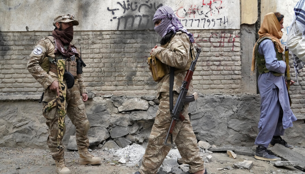 KABUL: Soldater fra Taliban utenfor en skole i Kabul. Utenfor denne skolen gikk det av en eksplosjon i april. KABUL: Soldater fra Taliban utenfor en skole i Kabul. Utenfor denne skolen gikk det av en eksplosjon i april.