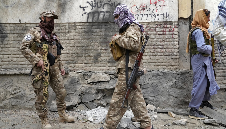 KABUL: Soldater fra Taliban utenfor en skole i Kabul. Utenfor denne skolen gikk det av en eksplosjon i april.