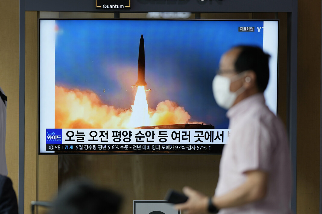 KOREA: En nyhetssending på sørkoreansk TV viser en av Nord-Koreas siste rakettester. Antallet atomvåpen i verden har minket marginalt det siste året, men er ventet å stige de neste ti årene, konkluderer en rapport fra det svenske SIPRI-instituttet.